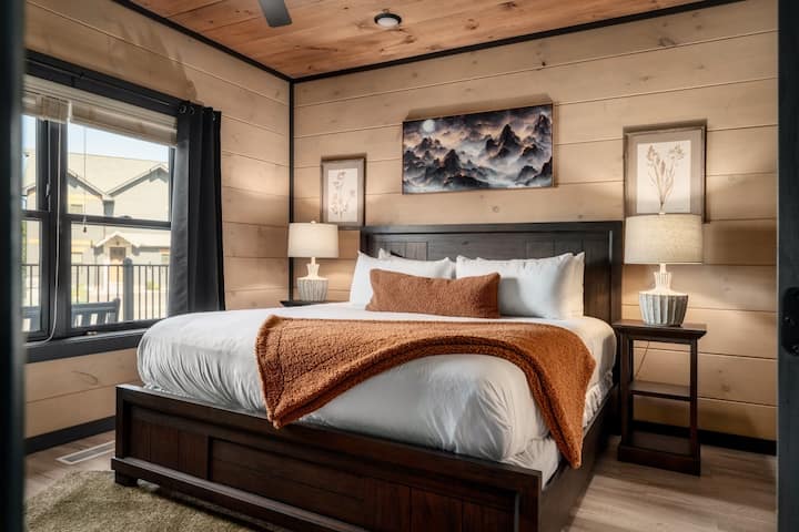 ¡Dormitorio tamaño king en el nivel principal con baño privado, TV y sábanas de lujo!