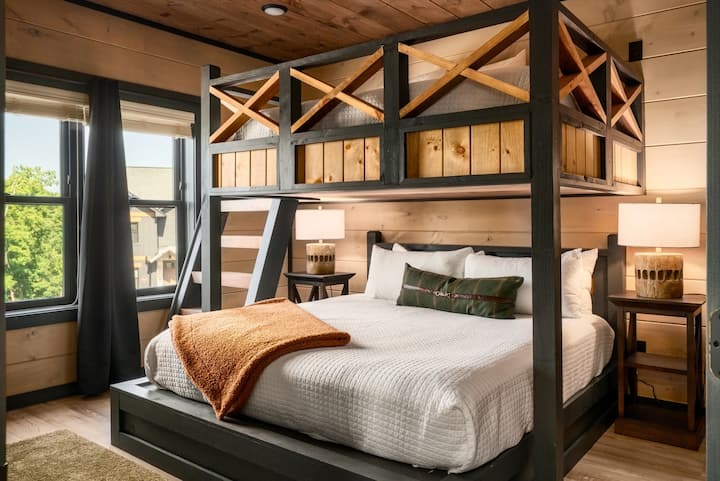 Habitación con litera en el nivel superior con una cama tamaño queen sobre una tamaño king: ¡capacidad para 4 personas!