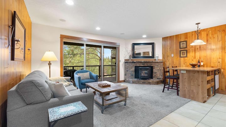 New! Cozy Condo | Hot Tub - Pool | Steps To River - Bend, OR
