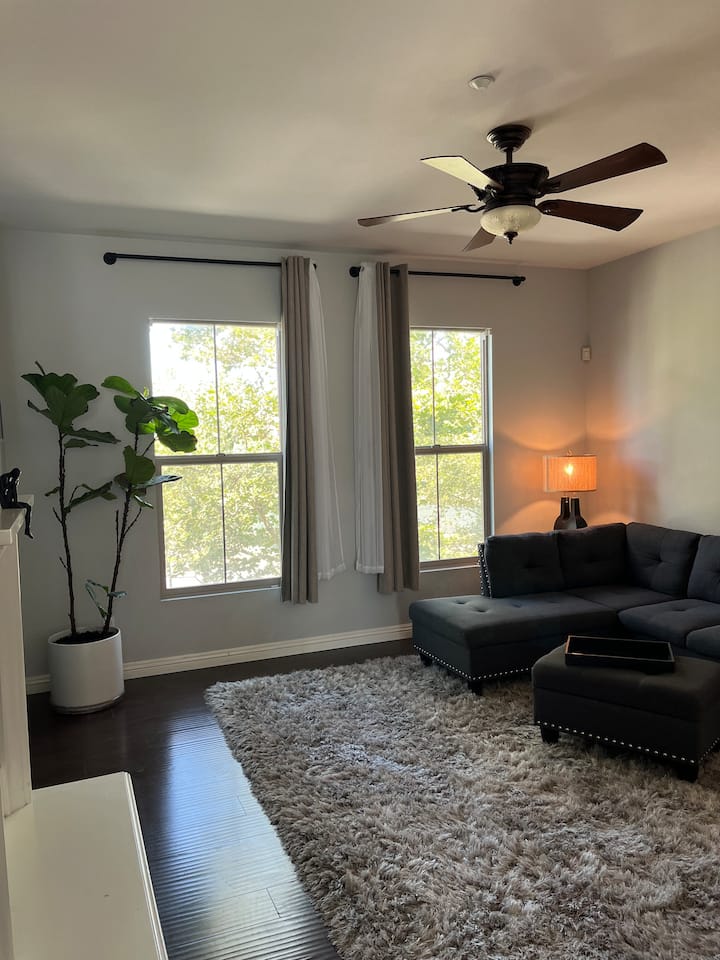 Condo Steps From Victoria Gardens | Prime Location - ランチョクカモンガ, CA