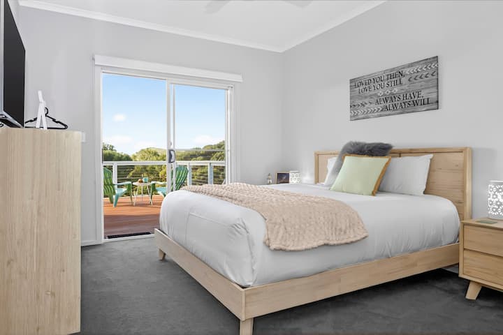 Despierte con vistas elevadas en la suite Horizon, donde una cama tamaño king, un televisor privado y el acceso directo a la terraza crean un refugio tranquilo conectado con el paisaje circundante.