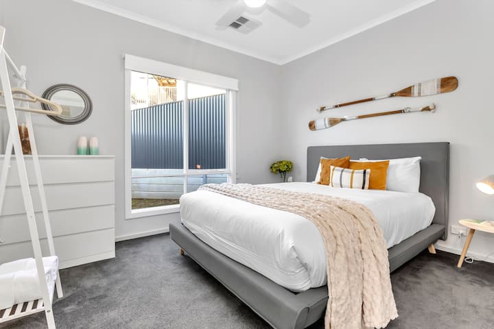 Acomódate en Salt Air, donde una cama tamaño queen y cuidadosos detalles costeros capturan el carácter relajado de la vida junto al mar.