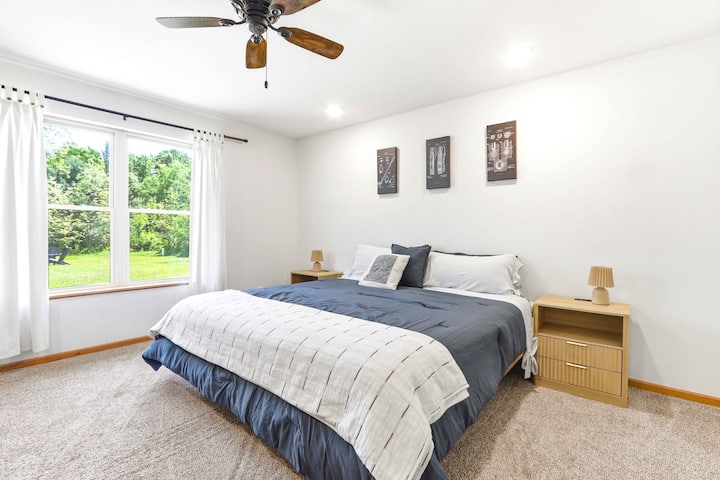 Despiértate con vistas verdes y tranquilas en un dormitorio luminoso y cómodo, diseñado para noches de descanso y mañanas fáciles.