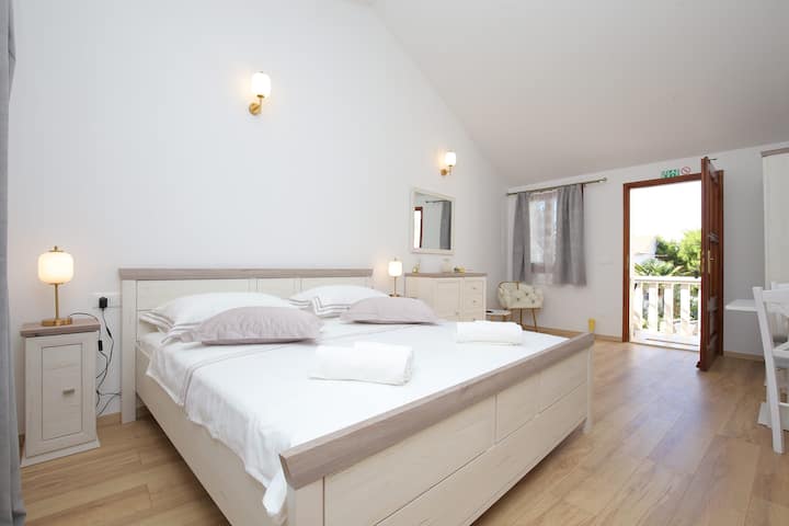 As-18307-a Garçonnière Avec Le Balcon Supetar, - Milna