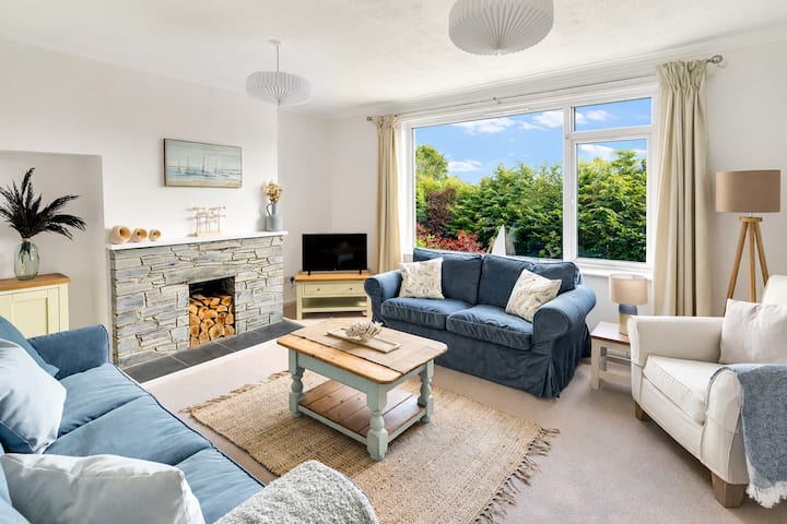 Spacious Family Home With Garden & Parking - 펜린
