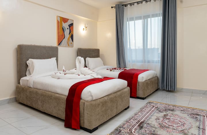 PalmGroveVillas PalmGroveVillas v Nairobi ponúka apartmán s dvoma spálňami, dvoma kúpeľňami a priestrannou obývacou izbou. Ubytovanie ponúka rodinné izby a balkón s výhľadom na mesto.

7 STREET EASTLEIGH 7 STREET EASTLEIGH, 00100 Nairobi, Keňa