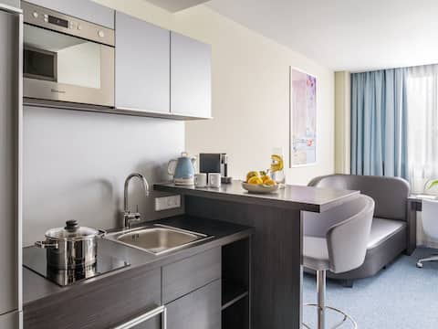 Erfolgreiche Airbnb-Immobilie: Numa | Spacious Studio with Kitchen near BMW Welt in Alt Moosach