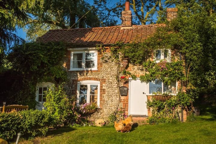Cosy Rural Quirky Cottage - Holt