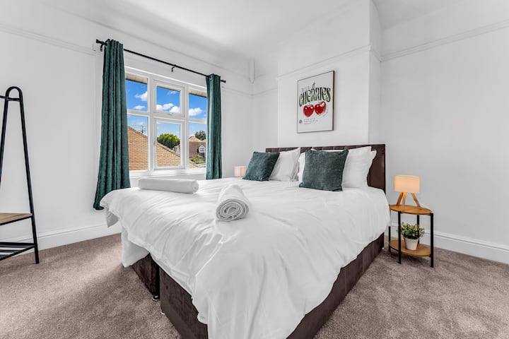 Modern 3bdr | 5bed
Parking | Professional - Rhyl