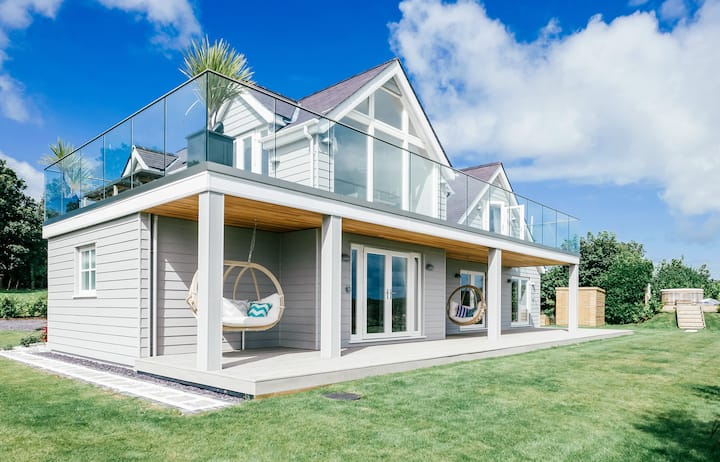 Llain Y Brenin, Sleeps 14+ - Tennis Court, Hot Tub - Rhosneigr
