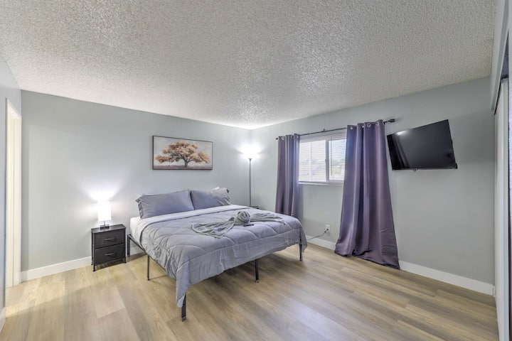 Relax In Comfort! Sleeps 6! - Las Vegas, NV