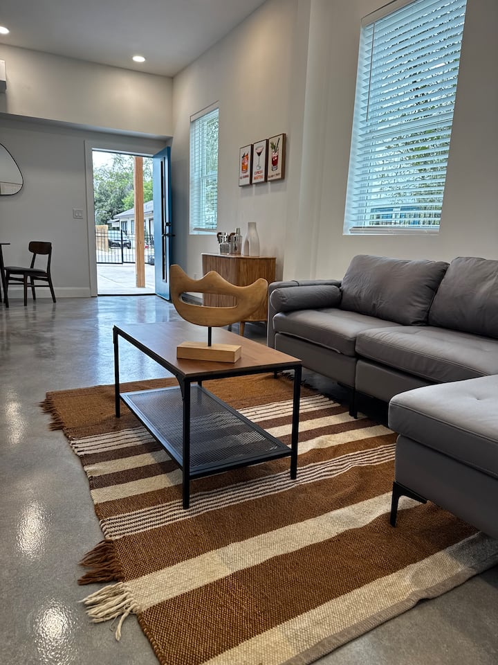 Ultra-modern Two-story Apartment - Mission Trail - San Antonio