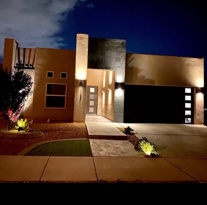 Stylish Modern Retreat With Premium Comfort - El Paso, TX