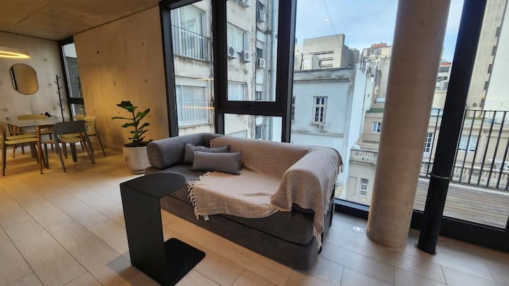 Living amplio . Cuenta con sofá. Un ambiente luminoso y funcional, ideal para relajarse después de recorrer Buenos Aires