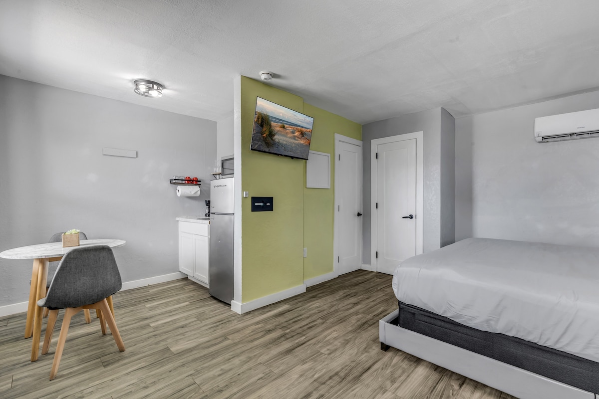 Plush and Comfy King Bed, Pull Out, Pet Friendly!