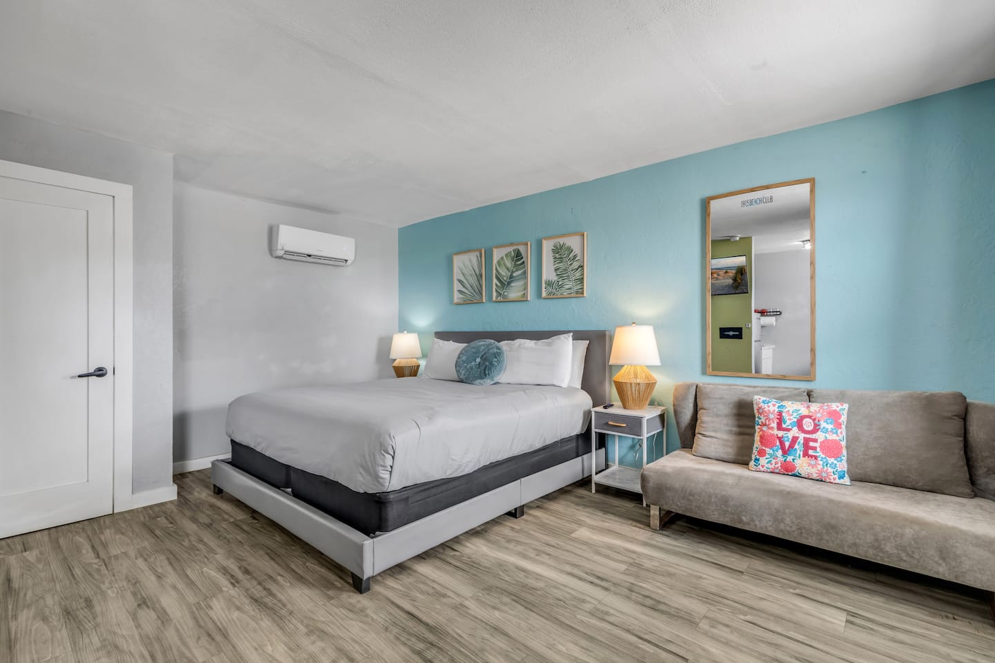Plush and Comfy King Bed, Pull Out, Pet Friendly!
