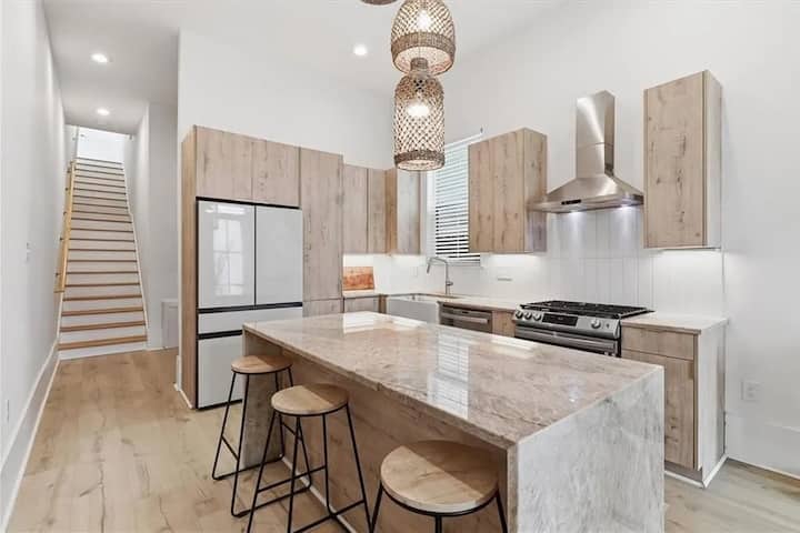 Mid-city Gem - Chef’s Kitchen, Spa Bath & Balcony - New Orleans, LA