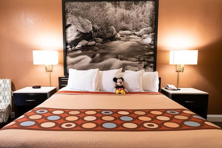 King | Super 8 Anaheim | Disneyland Walk - Anaheim