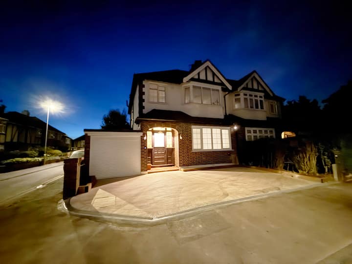Newly Refurbished London Home | Sleeps 6-7 - 엡솜