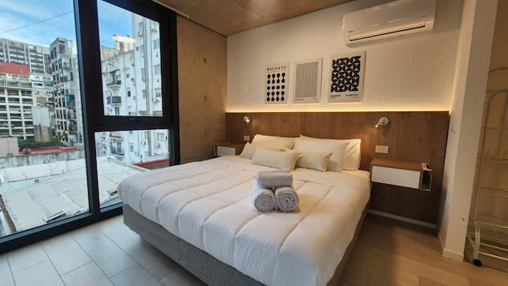 Un dormitorio cómodo, tranquilo y diseñado para garantizar un descanso reparador. Cuenta con una cama confortable, ropa de cama de calidad, amplio espacio de guardado, aire acondicionado frío/calor y excelente iluminación.