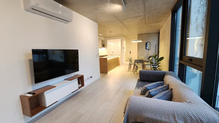 ️ Living

Un espacio amplio, moderno y muy luminoso, ideal para relajarse después de recorrer la ciudad o compartir momentos en grupo. Cuenta con un cómodo sofá, Smart TV, aire acondicionado frío/calor, WiFi de alta velocidad