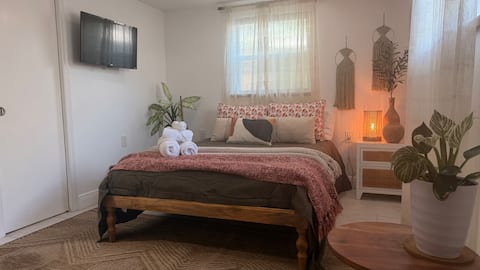 Popular Airbnb listing: Miami Duplex/Large Groups-4BR/4BA-Near Airport in Curtis Park