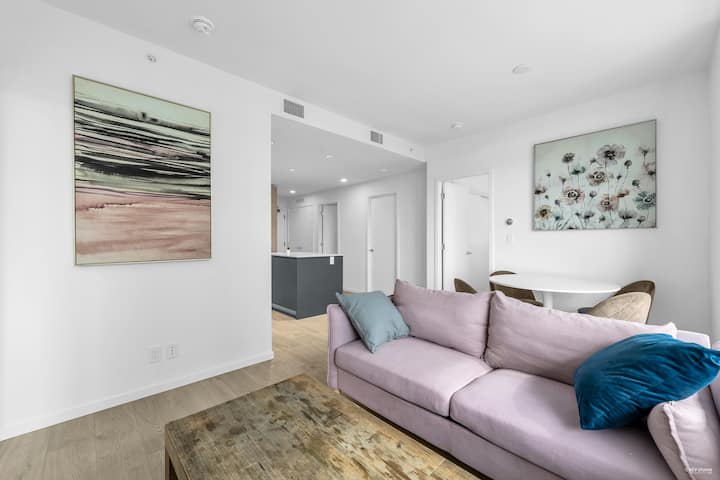 Urban Harmony | Design-forward 2b/2b Apartment - Richmond