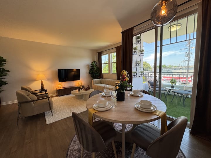 Oaks Retreat W/ Balconies, Gym, Parking & Laundry - Los Angeles, CA