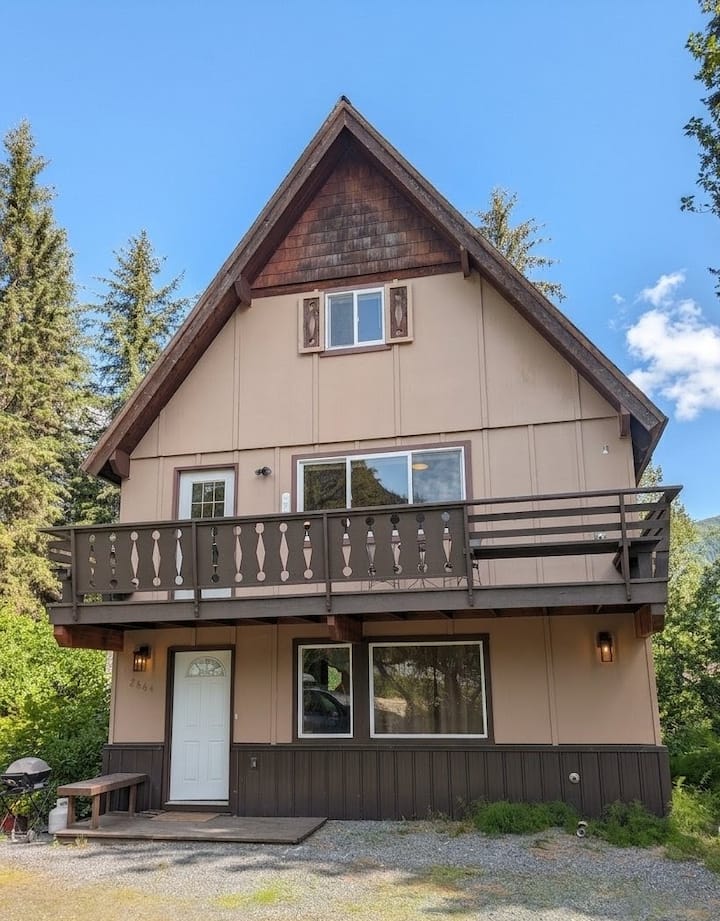 Cozy Chalet In The Heart Of Girdwood - Alyeska, AK