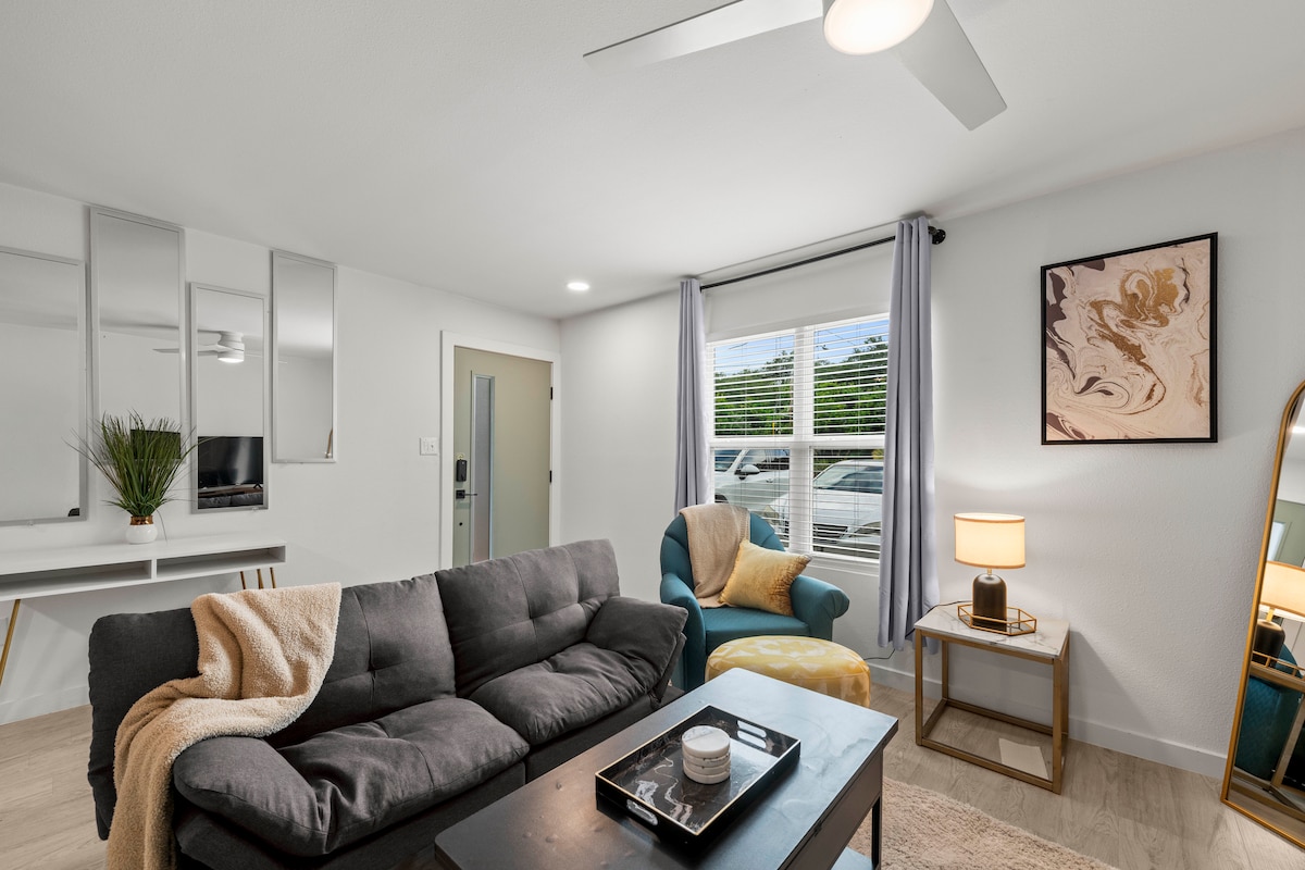 Cozy Retreat | Walk to South Congress |DT Austin