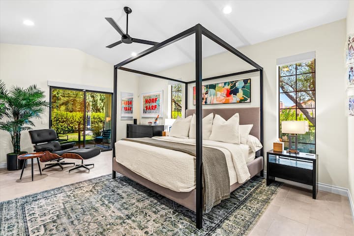Suite principale avec lit king size et vue sur le jardin