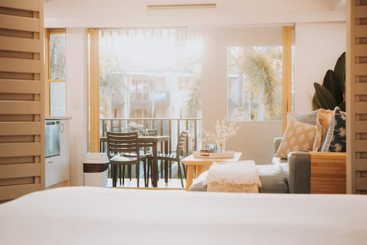 Poolside Retreat, Steps From Hastings Street - Noosa Heads