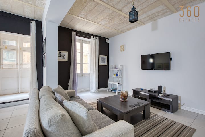 Charming 1br Old City Flat | Heart Of Valletta - Valletta, Malta