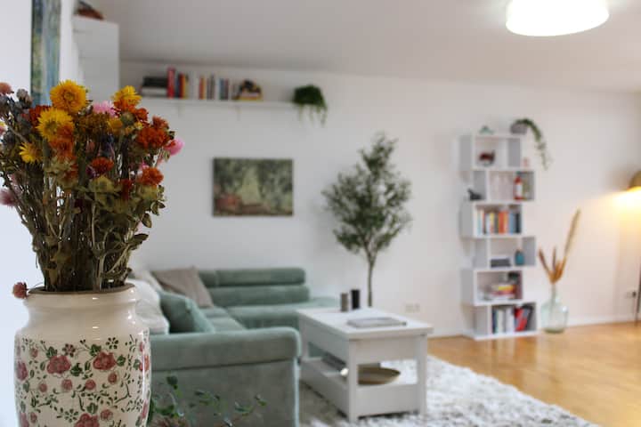 Zentrale, Ruhige Wohnung Mit 2 Balkonen - Mannheim