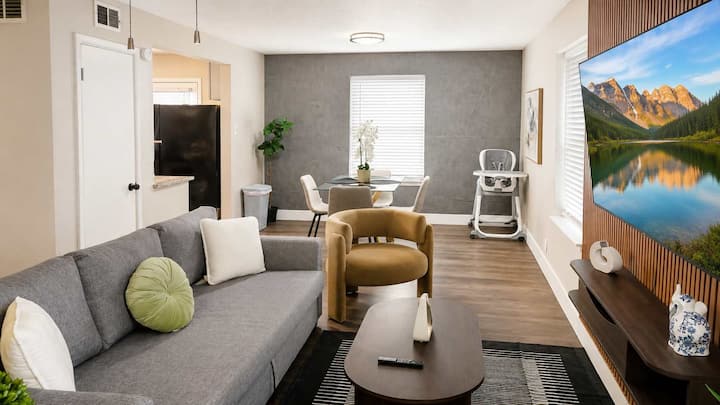 Dallas Townhome For 6 - Pool, Pets Welcome - Dallas, TX