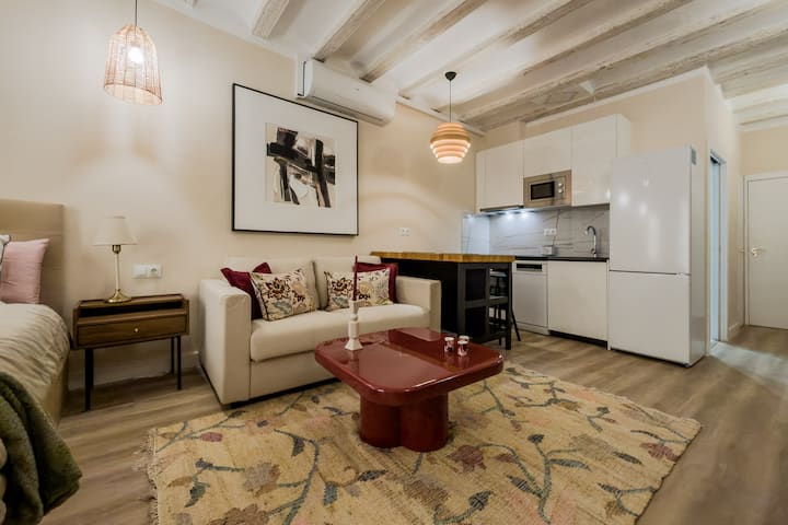 Beautiful Studio Apartment Right Next To La Rambla - Barcelona