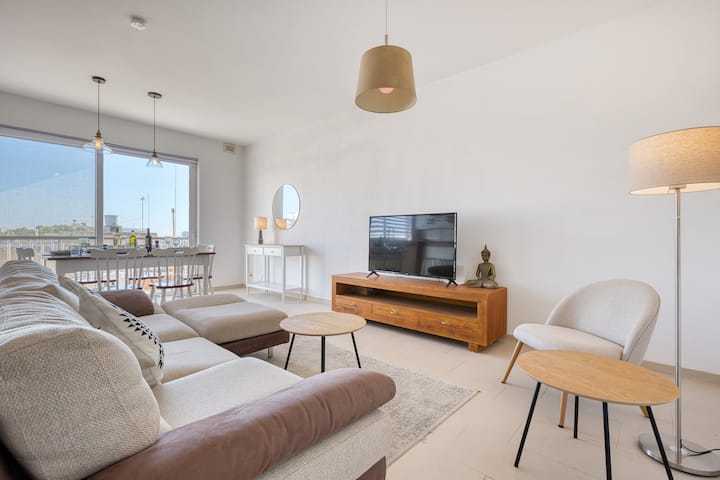 Bright & Airy 3 Bedroom Flat With Balcony Lagi1-1 - Malte