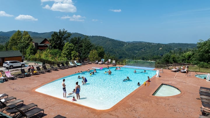 Sleeps 20  Free Indoor Waterpark Tix - Gatlinburg, TN