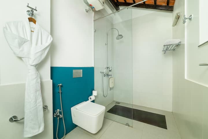 Full bathroom image 1