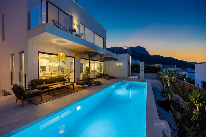 Luxury Pool Villa By Fidalsa - ラルビル