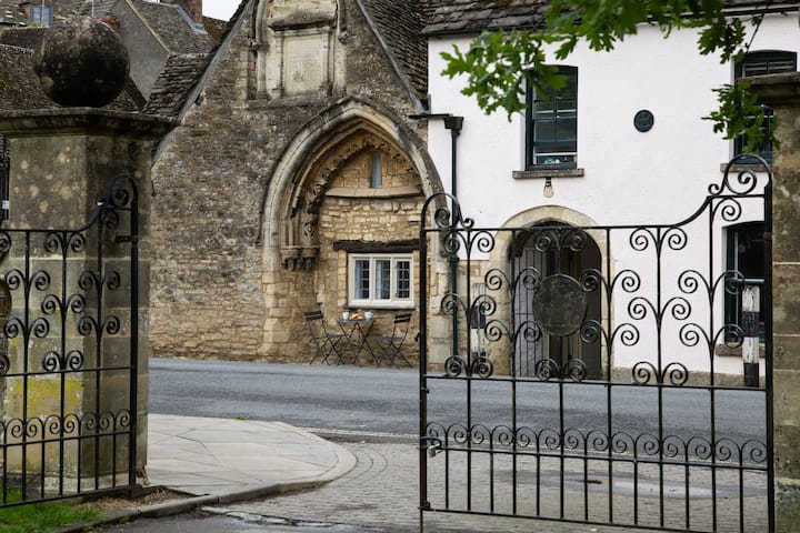 1 Almshouses - Castle Combe