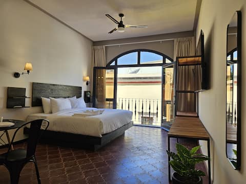 Top Airbnb: Beautiful Loft with Balcony - Historic Center - 2 in Centro