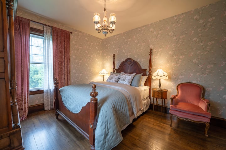 With its distinctive furniture, delicate wallpaper, and warm light, this fourth bedroom invites you to rest in an atmosphere filled with charm and elegance.