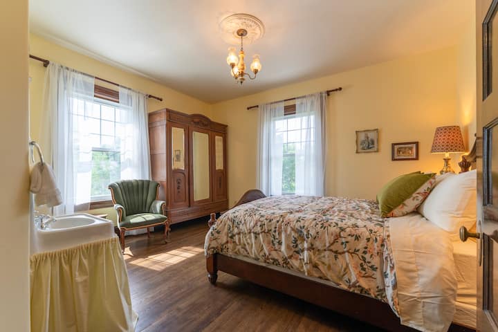 Bathed in natural light, this third bedroom offers a warm space to relax in complete tranquility.