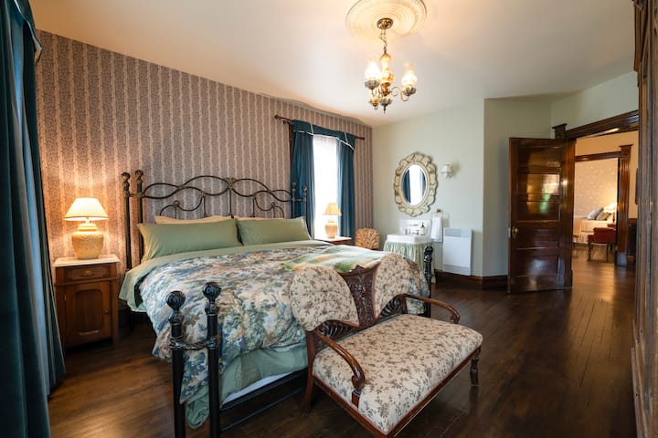 Every detail, from the furniture to the lighting, contributes to creating a warm atmosphere that is conducive to rest.