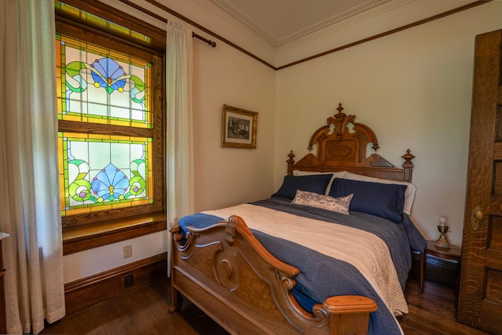 Located on the ground floor, this sixth bedroom combines comfort and history. Its furniture belonged to Adolphe-Basile Routhier, who wrote the lyrics to "O Canada".