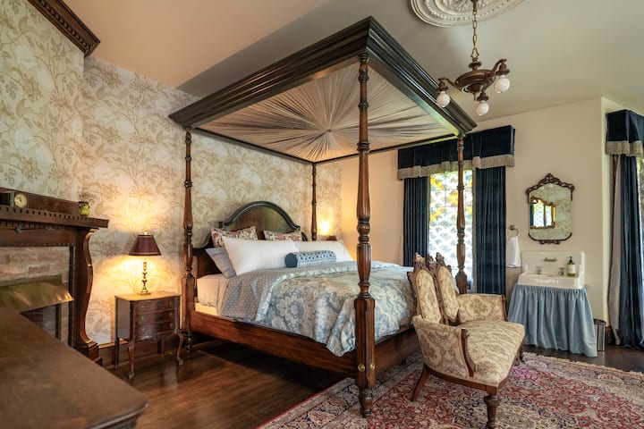 The first bedroom welcomes you with its majestic four-poster bed, in an atmosphere steeped in elegance and history.
