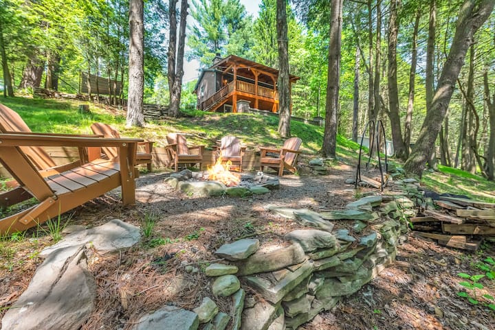 Lake Wally Cabin W/ Water Frontage & Boat Dock - Lake Wallenpaupack, PA