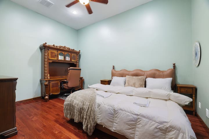 Cama king size com colchão de espuma e uma bela escrivaninha de mogno para trabalhar em serenidade enquanto estiver fora