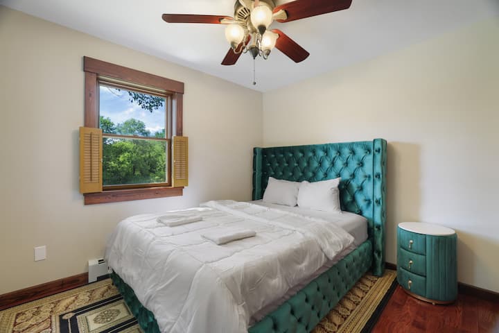 Quarto queen com colchão de espuma